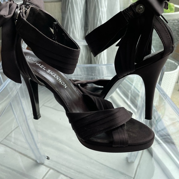 Brown Michael Shannon heels with bow tie - Picture 2 of 5